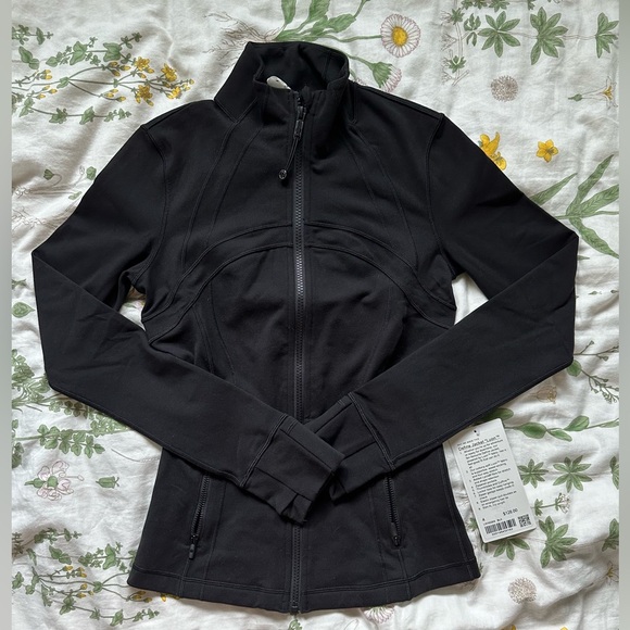 *SOLD* BNWT Define Jacket Luon size 4 black lululemon - Picture 1 of 4